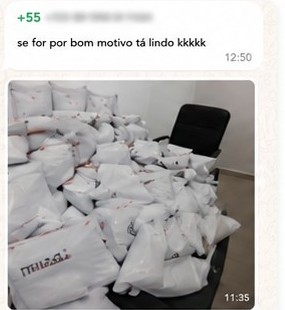 Cliente comemorando pedidos embalados prontos para envio